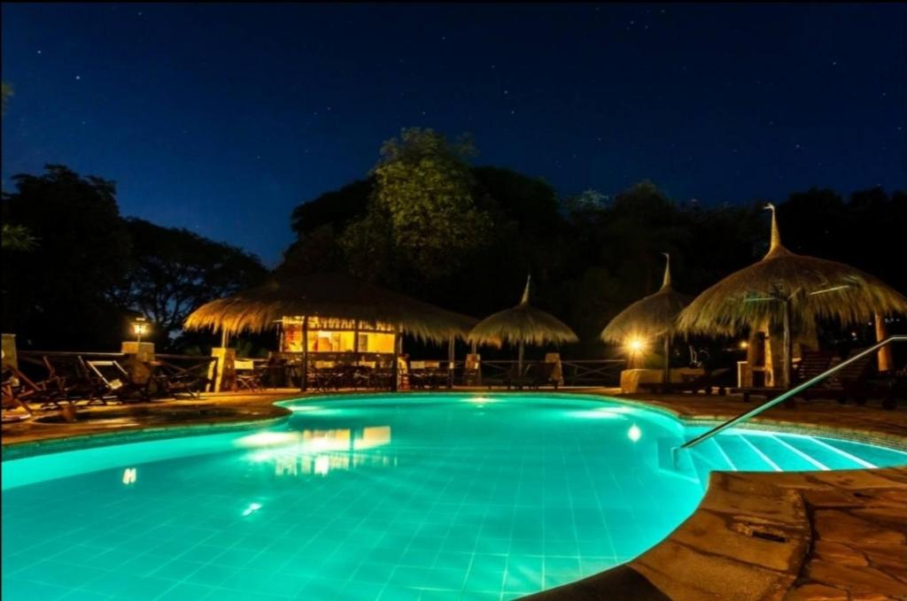 Wohnpark Mbinguni – Pool bei Nacht